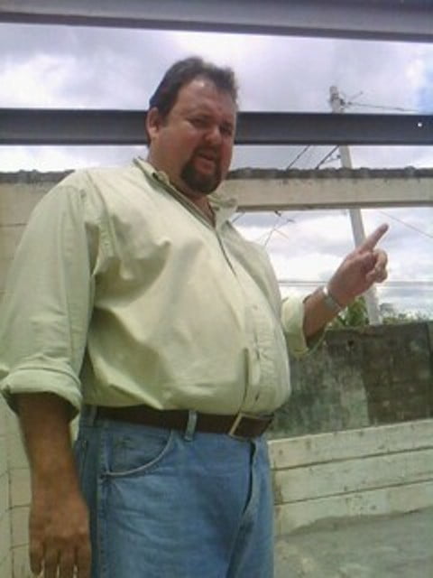 Ing. Eulogio Mejia, Alcalde de la Gran Sultana, pasa vista por o que sera el audirio Municipal